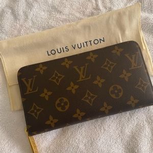Louis Vuitton Zippy Wallet in Monogram